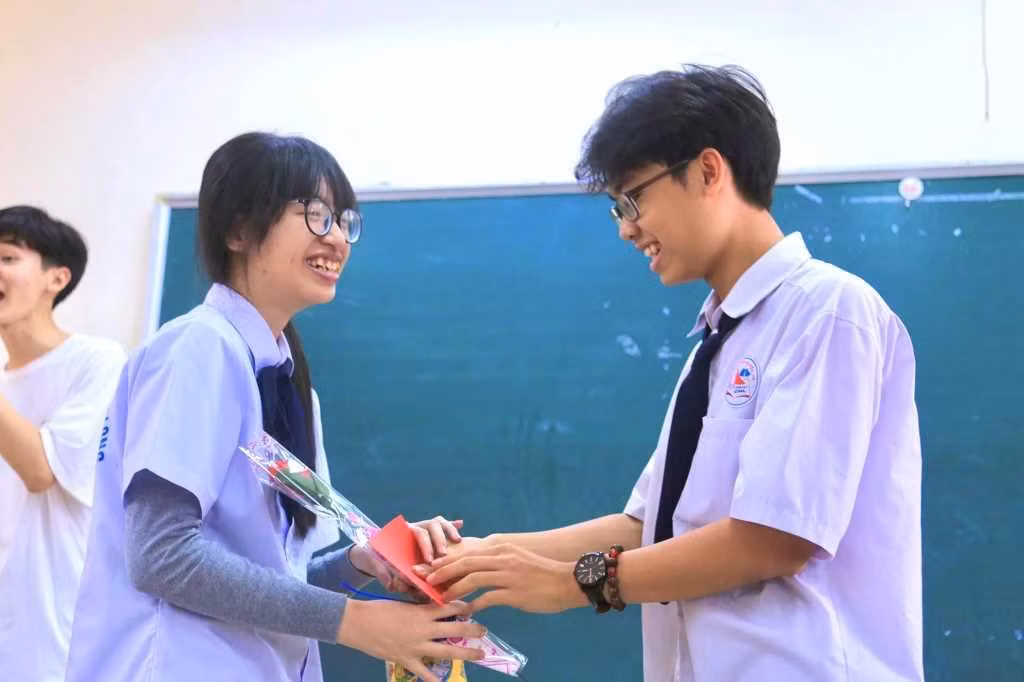 Em Lê Thuỳ Mai Anh (bên trái), học sinh Trường Trung học phổ thông Chuyên Hạ Long sẽ đại diện cho Việt Nam tham dự Olympic châu Âu năm 2022 (Ảnh: CTV)