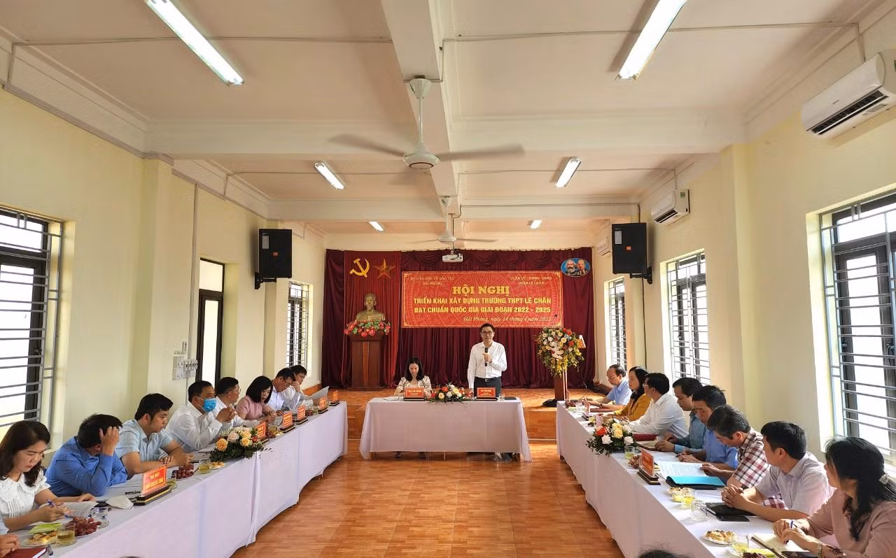 Tại Hội nghị, Trường Trung học phổ thông Lê Chân đưa ra những thuận lợi, khó khăn và phương án xây dựng trường đạt chuẩn quốc gia giai đoạn 2022 - 2025 (Ảnh: Phạm Linh) Tại Hội nghị, Trường Trung học phổ thông Lê Chân đưa ra những thuận lợi, khó khăn và phương án xây dựng trường đạt chuẩn quốc gia giai đoạn 2022 - 2025 (Ảnh: Phạm Linh)