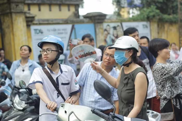 Thi môn chuyên tại Hà Nội: Đề Văn sâu sắc, đề Toán hóc búa ảnh 4