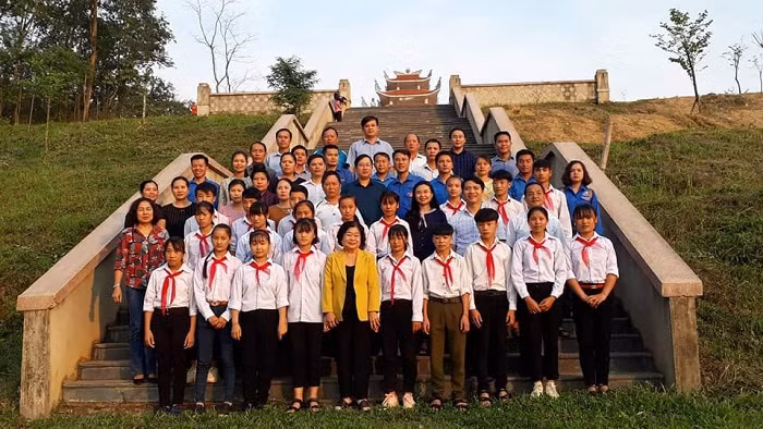 Qũy học bổng Vừ A Dính chắp cánh ước mơ bay xa (Ảnh: Tòng Lan)