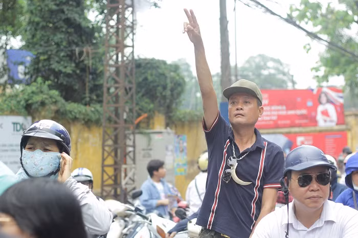 Phụ huynh đứng ngóng con ra khỏi phòng thi (Ảnh: Vũ Ninh)