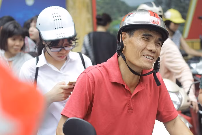 Vị phụ huynh này chắc hẳn đang rất vui vì con làm được bài (Ảnh: Vũ Ninh)