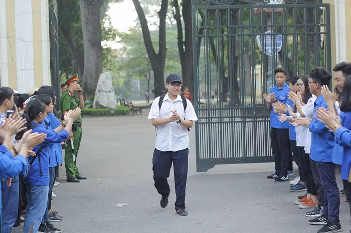 Thí sinh tự tin bước ra khỏi phòng thi (Ảnh: Vũ Ninh)