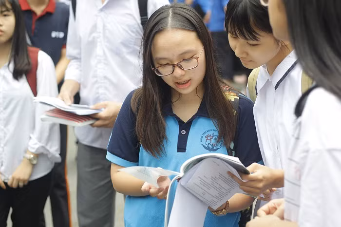 Nhiều thí sinh vẫn phải tiếp tục thi thêm 1 môn chuyên nữa (Ảnh: Vũ Ninh)