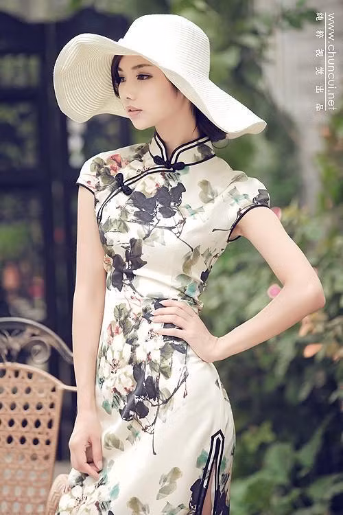 Không biết là sườn xám đã “tạo” nên thế hệ mỹ nhân hay thời đại mỹ nhân tồn tại là để làm đẹp cho sườn xám. Phải chăng từ đó sườn xám là trang phục không thể thiếu trên các sàn diễn nghệ thuật hay biểu hiện vĩnh cửu cho phụ nữ Trung Quốc. (Theo Wiki/Ảnh: Xinhhua) Xem thêm: Mỹ nhân Hàn thơ ngây, trong sáng với Áo dài Việt.