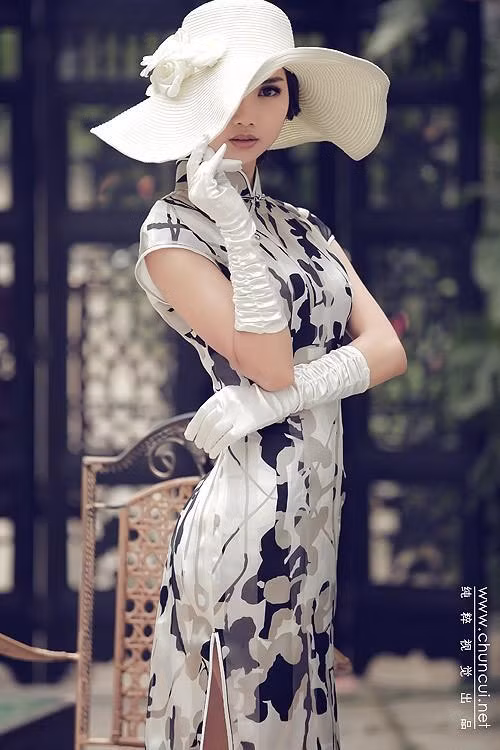 Bắt đầu từ những năm hai mươi, sườn xám xuất hiện dần dần trên đường phố Thượng Hải. Từ đó, lan sang Tô Châu, Dương Châu. Khi ngành thương nghiệp Thượng Hải Hoa Dương mở cửa, tập hợp đông đủ ngành nghề, đô thị phồn vinh hơn bao giờ hết nhất là khi có sự góp mặt của nhiều người nước ngoài. (Theo Wiki/Ảnh: Xinhhua) Xem thêm: Mỹ nhân Hàn thơ ngây, trong sáng với Áo dài Việt.