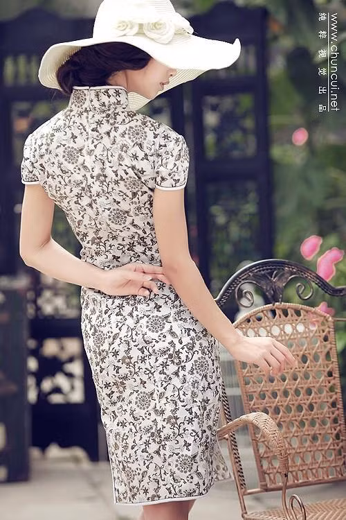 Đồng thời giúp phái đẹp khoe được nét yêu kiều, đường cong cơ thể quyến rũ một cách rất tinh tế. (Ảnh: Xinhhua) Xem thêm: Mỹ nhân Hàn thơ ngây, trong sáng với Áo dài Việt.