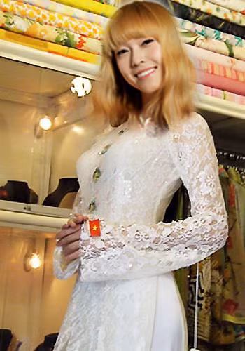 Jessica - quý cô thời trang của nhóm thì "Thời thượng" hơn cả với áo dài ren trắng điệu đà, kiêu kỳ. (Ảnh: 24h) Xem thêm: Bộ sưu tập váy xinh chào hè 2012. Jessica - quý cô thời trang của nhóm thì "Thời thượng" hơn cả với áo dài ren trắng điệu đà, kiêu kỳ. (Ảnh: 24h) Xem thêm: Bộ sưu tập váy xinh chào hè 2012.
