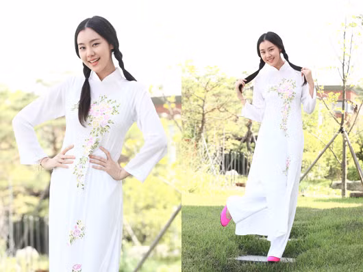 Kim Ye Won cực kỳ mộc mạc, giản dị, trong sáng với tà áo dài trắng. Mái tóc tết bím khiến cô như một nũ sinh trung học đáng yêu. (Ảnh: 24h) Xem thêm: Bộ sưu tập váy xinh chào hè 2012. Kim Ye Won cực kỳ mộc mạc, giản dị, trong sáng với tà áo dài trắng. Mái tóc tết bím khiến cô như một nũ sinh trung học đáng yêu. (Ảnh: 24h) Xem thêm: Bộ sưu tập váy xinh chào hè 2012.