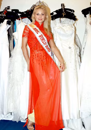 Hoa hậu quý bà thế giới 2009 - Victoria Radochinskaya (trái) thích thú với trang phục áo dài của nhà thiết kế Ngô Nhật Huy.(Ảnh: 24h) Xem thêm: Bộ sưu tập váy xinh chào hè 2012. Hoa hậu quý bà thế giới 2009 - Victoria Radochinskaya (trái) thích thú với trang phục áo dài của nhà thiết kế Ngô Nhật Huy.(Ảnh: 24h) Xem thêm: Bộ sưu tập váy xinh chào hè 2012.