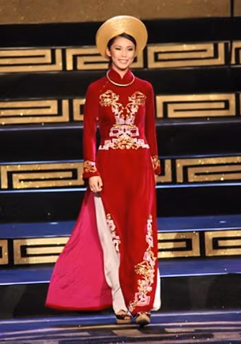 Hoa hậu Hoàn vũ thế giới 2007 Lee Hyo Ri nổi bật trên sân khấu với tà áo dài đỏ. (Ảnh: 24h) Xem thêm: Bộ sưu tập váy xinh chào hè 2012. Hoa hậu Hoàn vũ thế giới 2007 Lee Hyo Ri nổi bật trên sân khấu với tà áo dài đỏ. (Ảnh: 24h) Xem thêm: Bộ sưu tập váy xinh chào hè 2012.