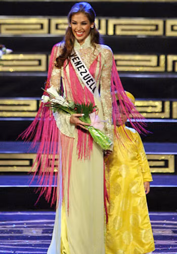 Hoa hậu Hoàn Vũ 2008 - Dayana Mendoza rạng ngời trong tà áo Việt Nam. (Theo 24h) Xem thêm: Bộ sưu tập váy xinh chào hè 2012. Hoa hậu Hoàn Vũ 2008 - Dayana Mendoza rạng ngời trong tà áo Việt Nam. (Theo 24h) Xem thêm: Bộ sưu tập váy xinh chào hè 2012.