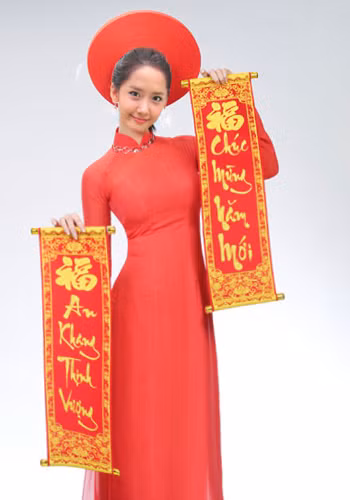 YoonA mang không khí xuân về khắp mọi nhà. Cô nàng thực sự rất hợp với áo dài đỏ, khăn xếp. (Ảnh: 24h) Xem thêm: Bộ sưu tập váy xinh chào hè 2012. YoonA mang không khí xuân về khắp mọi nhà. Cô nàng thực sự rất hợp với áo dài đỏ, khăn xếp. (Ảnh: 24h) Xem thêm: Bộ sưu tập váy xinh chào hè 2012.