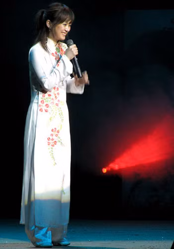Jang Na Ra cực kỳ xinh xắn, đáng yêu với áo dài điểm hoa đào. Vóc dáng nhỏ nhắn, gương mặt xinh như búp bê khiến cô cực kỳ hợp với trang phục truyền thống của Việt Nam. (Ảnh: 24h) Xem thêm: Bộ sưu tập váy xinh chào hè 2012. Jang Na Ra cực kỳ xinh xắn, đáng yêu với áo dài điểm hoa đào. Vóc dáng nhỏ nhắn, gương mặt xinh như búp bê khiến cô cực kỳ hợp với trang phục truyền thống của Việt Nam. (Ảnh: 24h) Xem thêm: Bộ sưu tập váy xinh chào hè 2012.