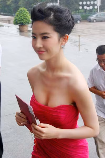 Lưu Diệc Phi - "người đẹp bước ra từ chốn tiên cảnh" cũng sở hữu vòng một rất hợp với vóc dáng mình hạc, xương mai của mình. (Ảnh: 24h) Xem thêm: Bằng chứng "tố" Angela Baby cậy nhờ dao kéo để xinh đẹp. Lưu Diệc Phi - "người đẹp bước ra từ chốn tiên cảnh" cũng sở hữu vòng một rất hợp với vóc dáng mình hạc, xương mai của mình. (Ảnh: 24h) Xem thêm: Bằng chứng "tố" Angela Baby cậy nhờ dao kéo để xinh đẹp.