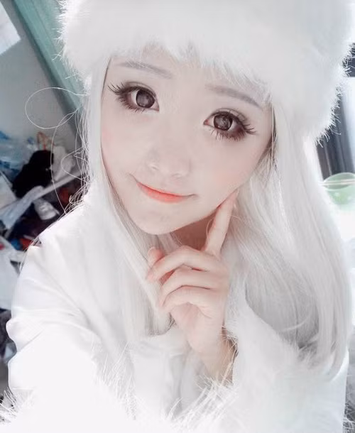 Nhờ sự hỗ trợ tích cực của công nghệ make up, gương mặt vốn đã xinh xắn lại đẹp như tranh vẽ. (Ảnh: HB) Xem thêm: "Cơn sốt thiên sứ 9X": có vượt mặt được Jang Na Ra. Nhờ sự hỗ trợ tích cực của công nghệ make up, gương mặt vốn đã xinh xắn lại đẹp như tranh vẽ. (Ảnh: HB) Xem thêm: "Cơn sốt thiên sứ 9X": có vượt mặt được Jang Na Ra.