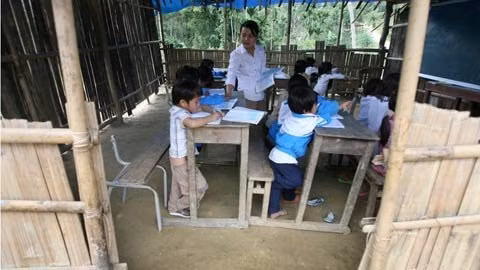 Bàn ghế vốn đã cũ kỹ, lại quá cao so với các em