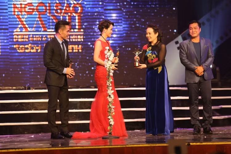 Diễn viên Mai Thu Huyền và Hồ Trung Dũng nhận giải thưởng nhờ bộ phim "Lạc giới". Diễn viên Mai Thu Huyền và Hồ Trung Dũng nhận giải thưởng nhờ bộ phim "Lạc giới".