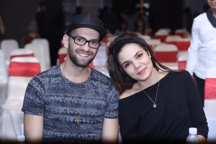 Hai vũ công Anna Silova và Daniel Nikolov cũng đến chúc mừng Đoan Trang. Hai vũ công Anna Silova và Daniel Nikolov cũng đến chúc mừng Đoan Trang.