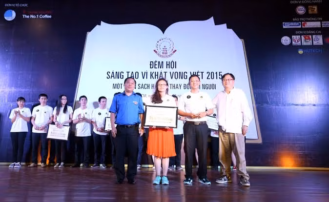Ông Nguyễn Phi Long và Jevan Tan trao giải Nhất cuộc thi hùng biện "Cuốn sách hay sẽ thay đổi đời người" cho đội Niềm tin.