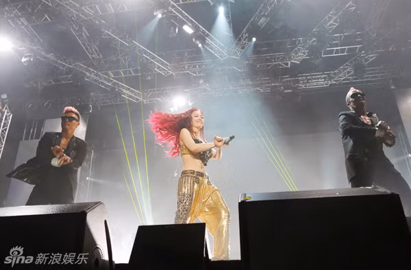 Nữ ca sĩ Trương Tịnh Dĩnh trong liveshow “Diện mạo tôi” tại Thâm Quyến hôm 9/11 ngoài các ca khúc nổi danh như “Hot”, “Dũng cảm” hay “Sống gấp”,… nữ ca sĩ sinh năm 1984 đã ngẫu hững nhảy “Oppa Gangnam Style” khi khuấy động biển người hâm mộ nhún nhảy theo. Nữ ca sĩ Trương Tịnh Dĩnh trong liveshow “Diện mạo tôi” tại Thâm Quyến hôm 9/11 ngoài các ca khúc nổi danh như “Hot”, “Dũng cảm” hay “Sống gấp”,… nữ ca sĩ sinh năm 1984 đã ngẫu hững nhảy “Oppa Gangnam Style” khi khuấy động biển người hâm mộ nhún nhảy theo.
