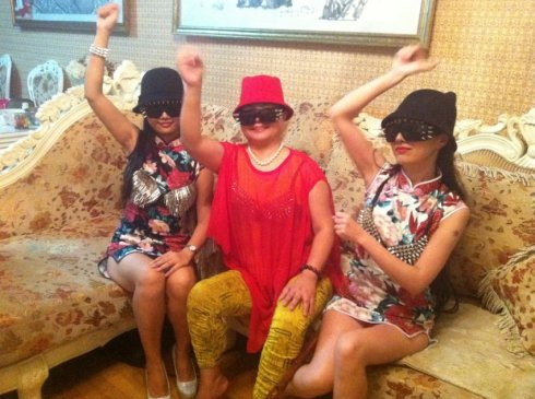 Can Lộ Lộ vốn thích khoe da thịt cũng không bỏ qua Gangnam Style, ba mẹ con nhà Can gồm Can Lộ Lộ (ngoài cùng bên phải), mẹ cô cùng em gái Can Mao Mao ngồi trên ghế sofa và nhún nhảy theo điệu Gangnam Style với phong cách nhà Lộ Lộ: 2 chị em họ Can mặc sườn xám và lộn áo lót ra bên ngoài, trong khi mẹ cô thì diện áo trong suốt và khoe nội y không kém hai cô con gái.