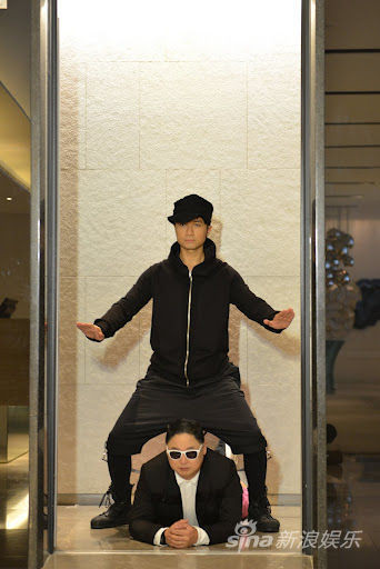 Cổ Cự Cơ cũng nóng mặt khi thấy rapper hàng xóm cùng ca khúc “Gangnam Style” càn quét thế giới, thiên vương Hồng Kông ngay lập tức tập hợp anh em bạn bè, trong đó có nam ca sĩ Trịnh Y Kiện cùng dàn dựng MV “Hongkong Style” cực kỳ ấn tượng và “giống y bản chính” của Psy.