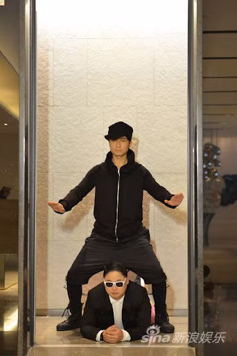 Cổ Cự Cơ cũng nóng mặt khi thấy rapper hàng xóm cùng ca khúc “Gangnam Style” càn quét thế giới, thiên vương Hồng Kông ngay lập tức tập hợp anh em bạn bè, trong đó có nam ca sĩ Trịnh Y Kiện cùng dàn dựng MV “Hongkong Style” cực kỳ ấn tượng và “giống y bản chính” của Psy. Cổ Cự Cơ cũng nóng mặt khi thấy rapper hàng xóm cùng ca khúc “Gangnam Style” càn quét thế giới, thiên vương Hồng Kông ngay lập tức tập hợp anh em bạn bè, trong đó có nam ca sĩ Trịnh Y Kiện cùng dàn dựng MV “Hongkong Style” cực kỳ ấn tượng và “giống y bản chính” của Psy.