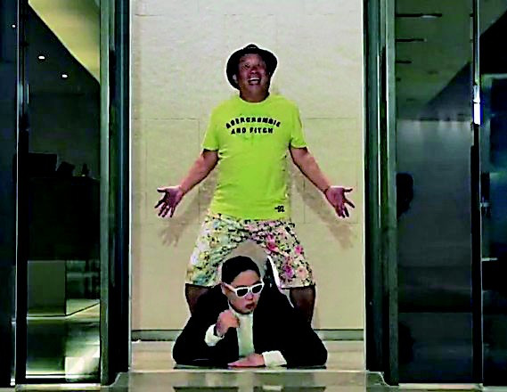 Nam ca sĩ Tăng Chí Vỹ trong phiên bản ca khúc “Gangnam Style” cũng gây ấn tượng với cư dân mạng và thu hút sự quan tâm của dư luận và báo chí Trung Quốc sau khi MV này ra lò.