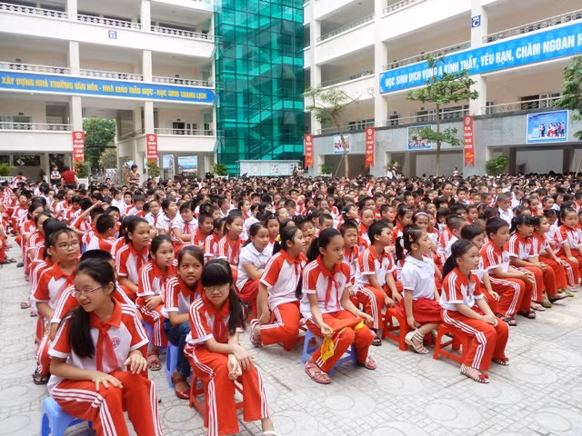 Các em vui vẻ mong muốn tham gia vào cuộc thi để giúp đỡ các bạn không may mắn. Các em vui vẻ mong muốn tham gia vào cuộc thi để giúp đỡ các bạn không may mắn.