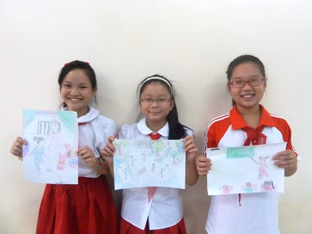 Em Nguyễn Minh Anh Thư (HS lớp 5C Trường Tiểu học Dịch Vọng A), Nguyễn Hà Anh (HS lớp 5C) và Ngô Thiên Nga (HS lớp 4C) vui vẻ khoe những bức vẽ ước mơ đầy ý nghĩa tham dự cuộc thi. Em Nguyễn Minh Anh Thư (HS lớp 5C Trường Tiểu học Dịch Vọng A), Nguyễn Hà Anh (HS lớp 5C) và Ngô Thiên Nga (HS lớp 4C) vui vẻ khoe những bức vẽ ước mơ đầy ý nghĩa tham dự cuộc thi.