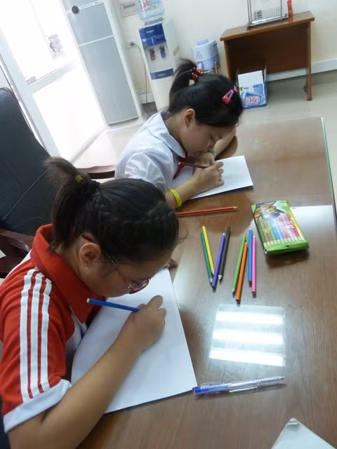 Những “họa sĩ nhí” hào hứng, say mê vẽ những ước mơ của mình để giúp các bạn đang bị bệnh hiểm nghèo nhanh chóng khỏe mạnh. Những “họa sĩ nhí” hào hứng, say mê vẽ những ước mơ của mình để giúp các bạn đang bị bệnh hiểm nghèo nhanh chóng khỏe mạnh.