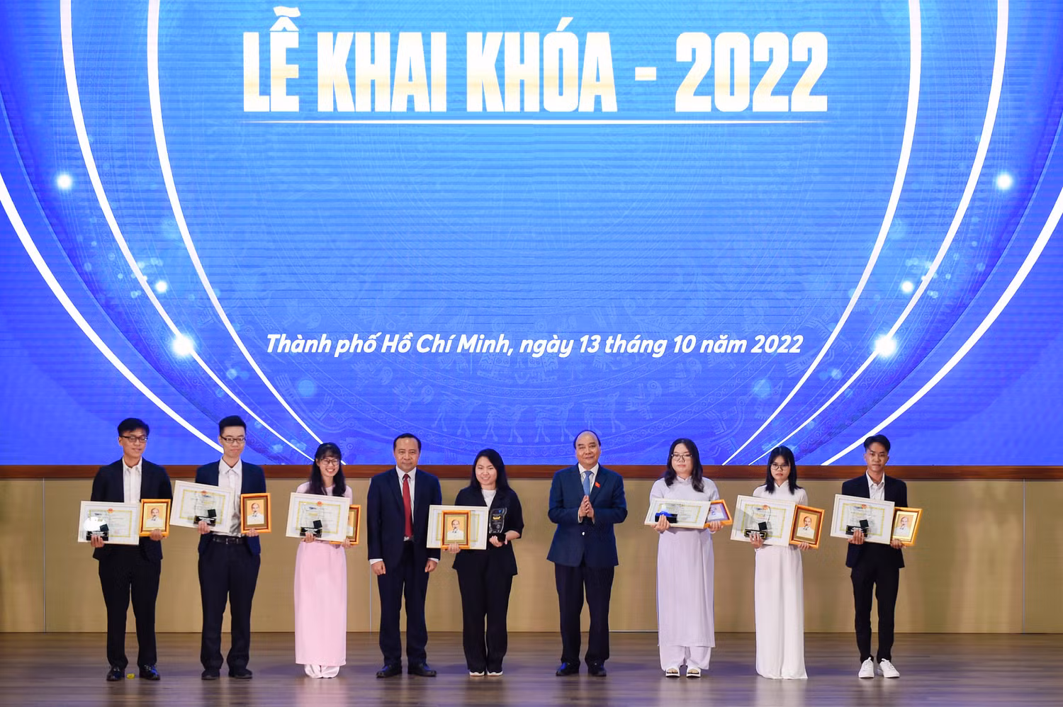 Chủ tịch nước Nguyễn Xuân Phúc trao giấy khen và quà tặng cho 7 sinh viên tốt nghiệp thủ khoa (ảnh: Thiện Thông) Chủ tịch nước Nguyễn Xuân Phúc trao giấy khen và quà tặng cho 7 sinh viên tốt nghiệp thủ khoa (ảnh: Thiện Thông)