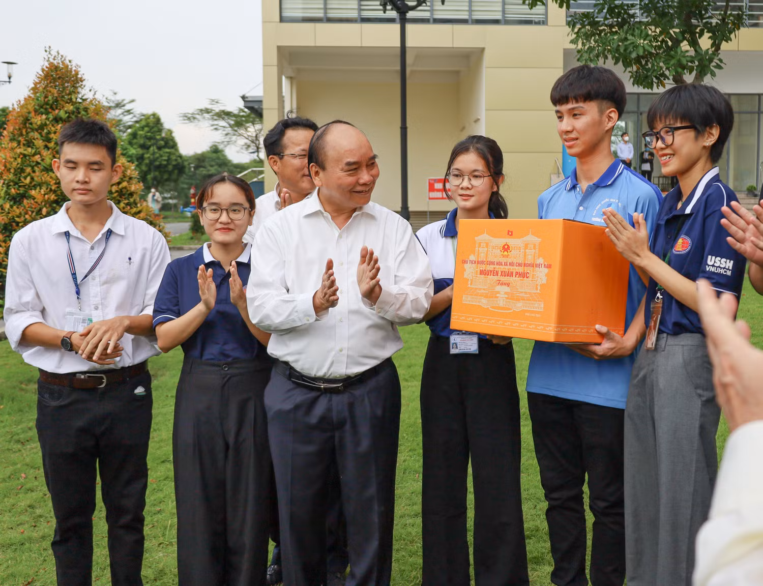 Sáng sớm, Chủ tịch nước Nguyễn Xuân Phúc đã đến thăm và tặng quà cho sinh viên ở Ký túc xá Đại học Quốc gia Thành phố Hồ Chí Minh (ảnh: M.Quang) Sáng sớm, Chủ tịch nước Nguyễn Xuân Phúc đã đến thăm và tặng quà cho sinh viên ở Ký túc xá Đại học Quốc gia Thành phố Hồ Chí Minh (ảnh: M.Quang)