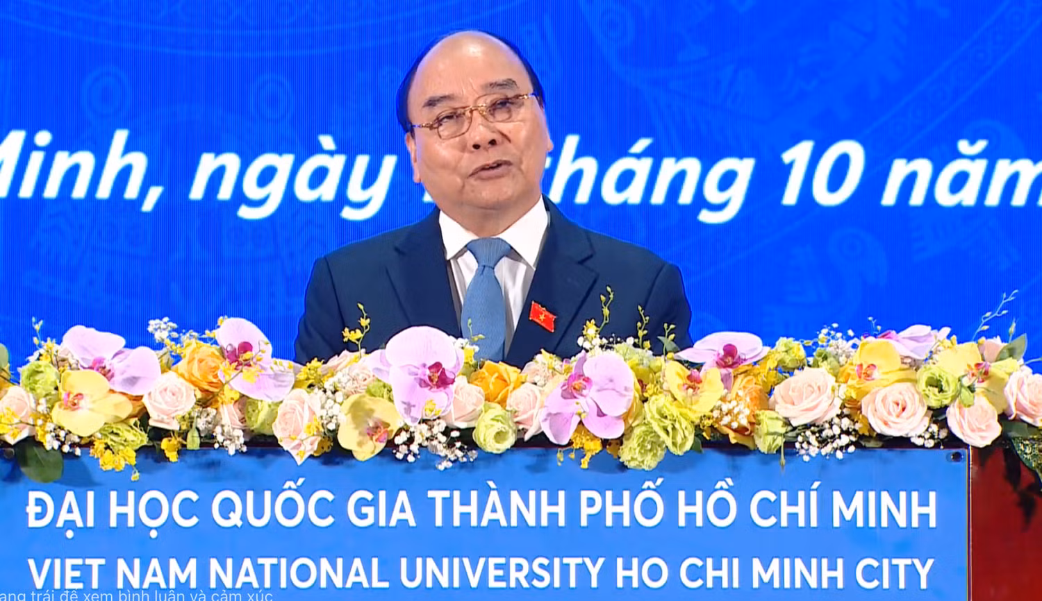 Chủ tịch nước Nguyễn Xuân Phúc làm diễn giả tại lễ khai giảng khoá 2022 của Đại học Quốc gia Thành phố Hồ Chí Minh (ảnh: L.P) Chủ tịch nước Nguyễn Xuân Phúc làm diễn giả tại lễ khai giảng khoá 2022 của Đại học Quốc gia Thành phố Hồ Chí Minh (ảnh: L.P)