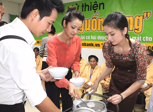 Cô còn cùng ca sĩ Lê Anh Dũng, diễn viên Diệu Hương múc cháo và tận tay đưa cho từng cụ già.