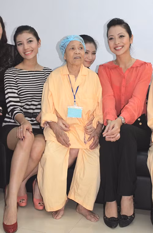 Đồng hành cùng người đẹp trong buổi từ thiện còn có Á hậu Trang sức 2009 Hương Giang và diễn viên Diệu Hương.