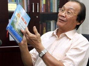 Tiến sỹ Trần Công Trục giới thiệu cuốn sách ’’Dấu ấn Việt Nam ở Biển Đông.’’ (Ảnh: Trọng Đức/TTXVN) Tiến sỹ Trần Công Trục giới thiệu cuốn sách ’’Dấu ấn Việt Nam ở Biển Đông.’’ (Ảnh: Trọng Đức/TTXVN)