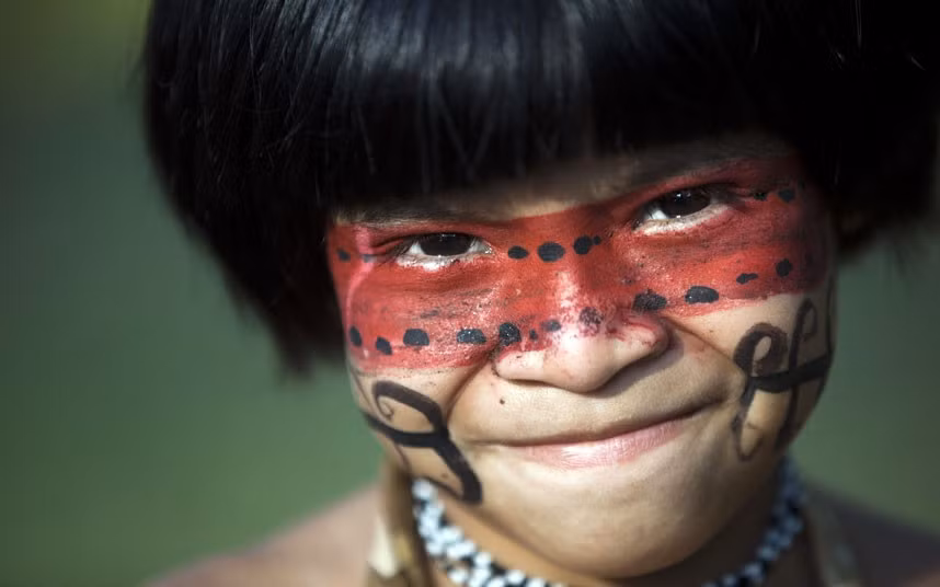 Một bé trai Guarani Kaiowa tại làng Kari-Oca Một bé trai Guarani Kaiowa tại làng Kari-Oca