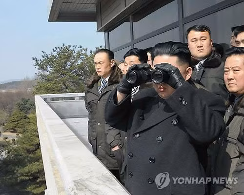 Nhà lãnh đạo Triều Tiên Kim Jong-un trong một chuyến thị sát đơn vị quân sự