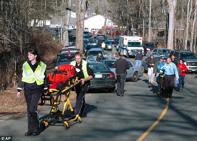 Theo ABC News, Adam Lanza, 24, được cho là một người mắc chứng "rối loạn nhân cách", tự kỷ hoặc mắc hội chứng Asperger. Hàng xóm mô tả tay súng là kẻ "kỳ lạ".