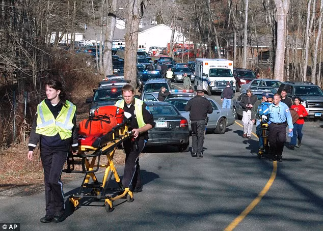 Theo ABC News, Adam Lanza, 24, được cho là một người mắc chứng "rối loạn nhân cách", tự kỷ hoặc mắc hội chứng Asperger. Hàng xóm mô tả tay súng là kẻ "kỳ lạ".