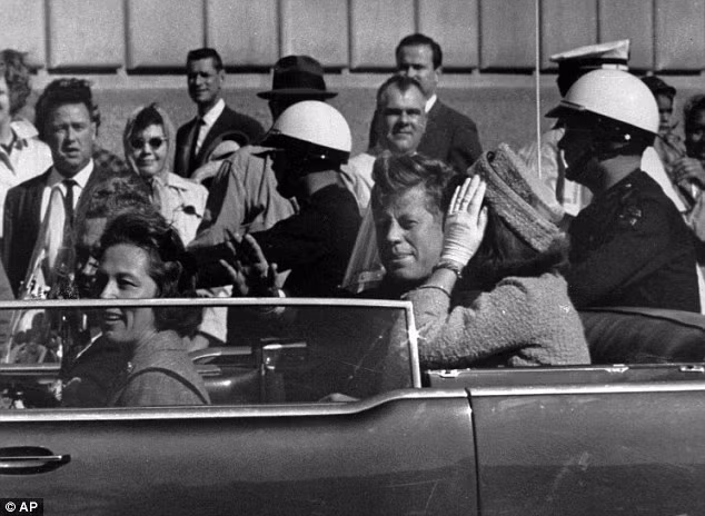 Bức ảnh được chụp khoảng 1 phút trước khi Tổng thống Kennedy bị ám sát.