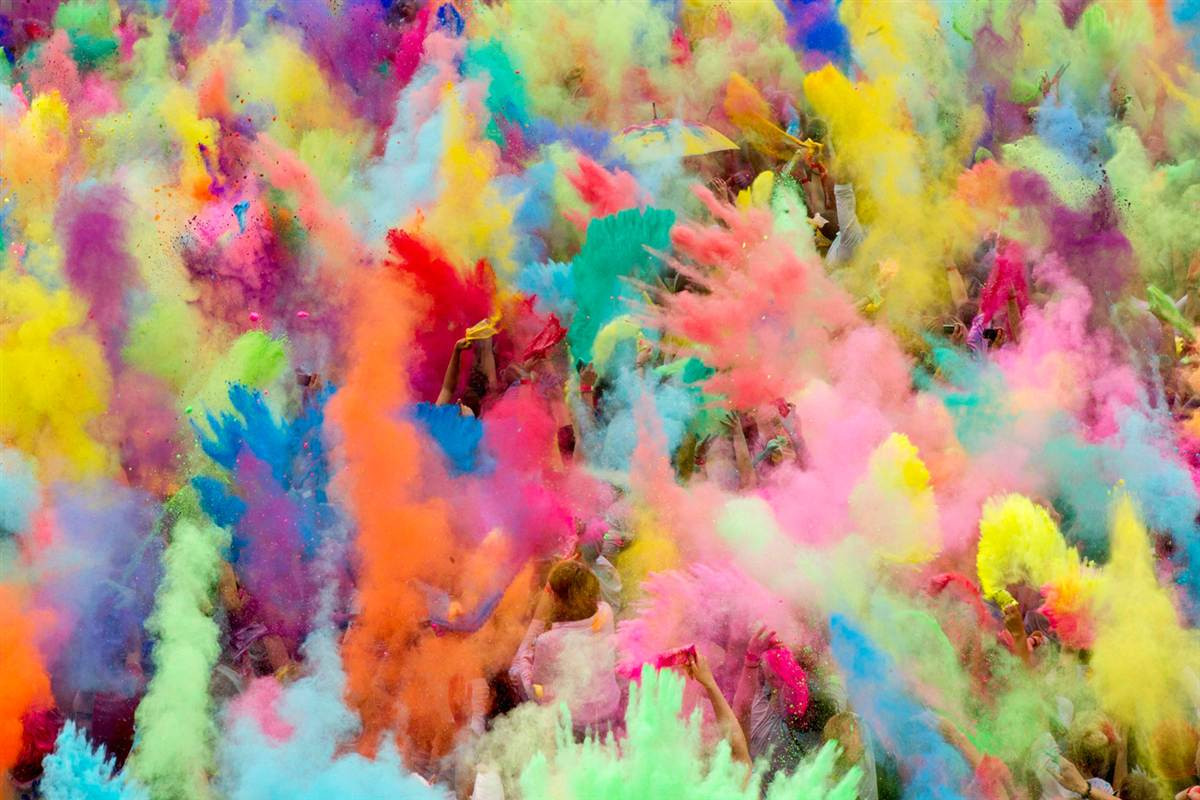 Mọi người ném bột màu vào không khí trong lễ hội Holi ở Berlin, Đức ngày 29/7.