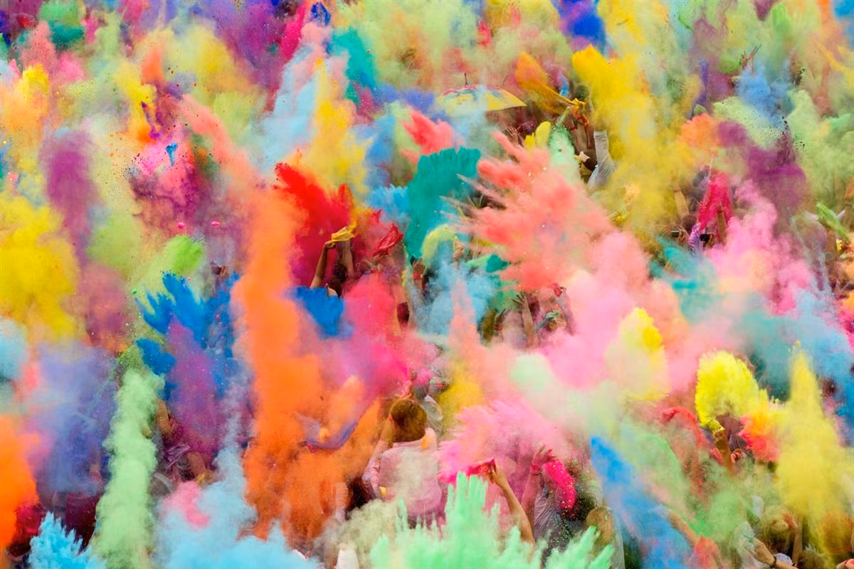 Mọi người ném bột màu vào không khí trong lễ hội Holi ở Berlin, Đức ngày 29/7. Mọi người ném bột màu vào không khí trong lễ hội Holi ở Berlin, Đức ngày 29/7.