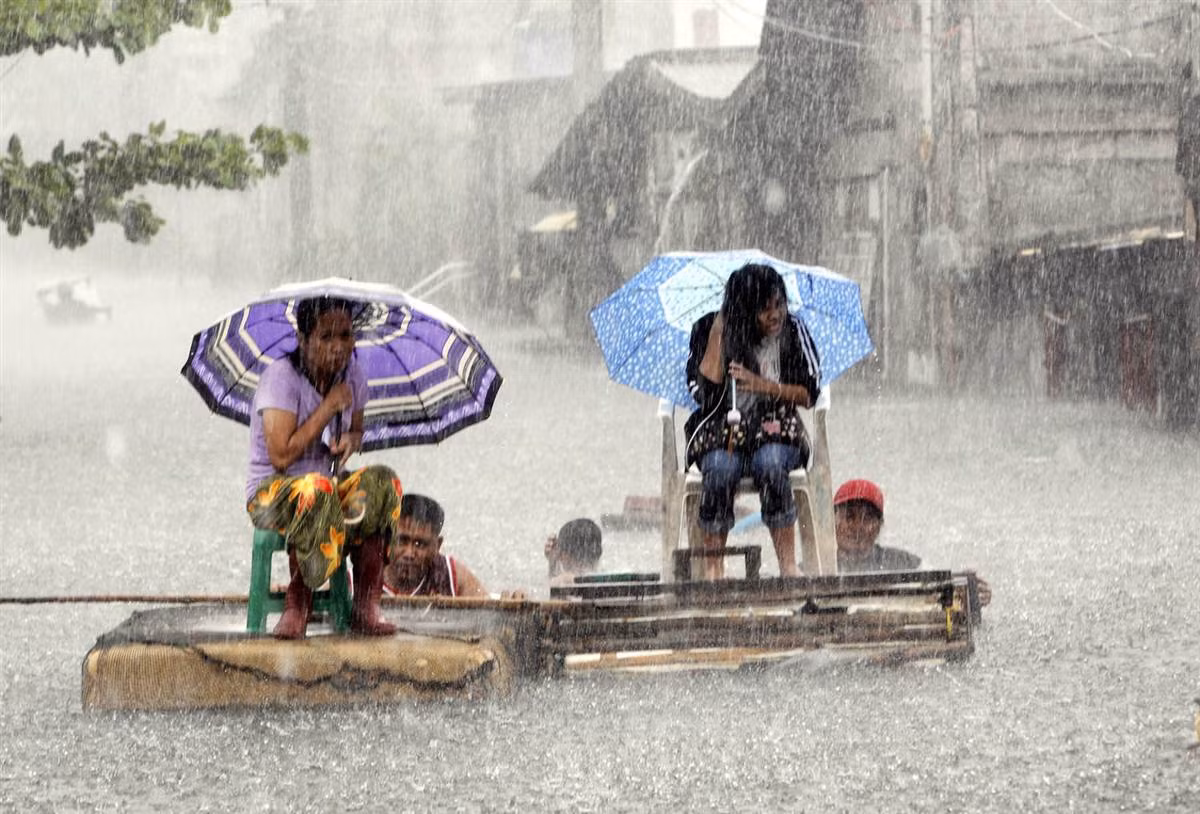Người dân Malabon, Metro Manila, Philippines di chuyển trên đường phố ngập nước do cơn bão Saola gây ra hôm 1/8. Người dân Malabon, Metro Manila, Philippines di chuyển trên đường phố ngập nước do cơn bão Saola gây ra hôm 1/8.