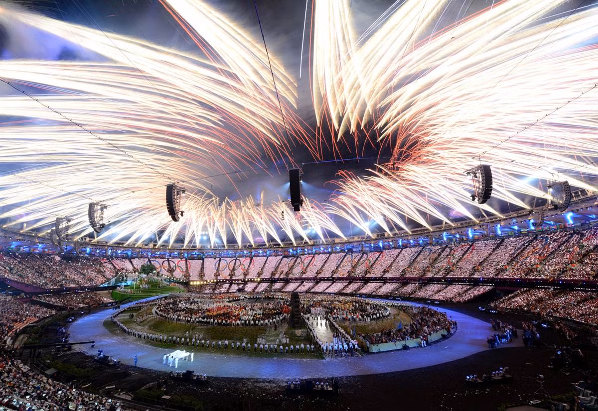 Pháo hoa nổ bung trên bầu trời trong đêm khai mạc Olympic London 2012 ngày 27/7. Pháo hoa nổ bung trên bầu trời trong đêm khai mạc Olympic London 2012 ngày 27/7.