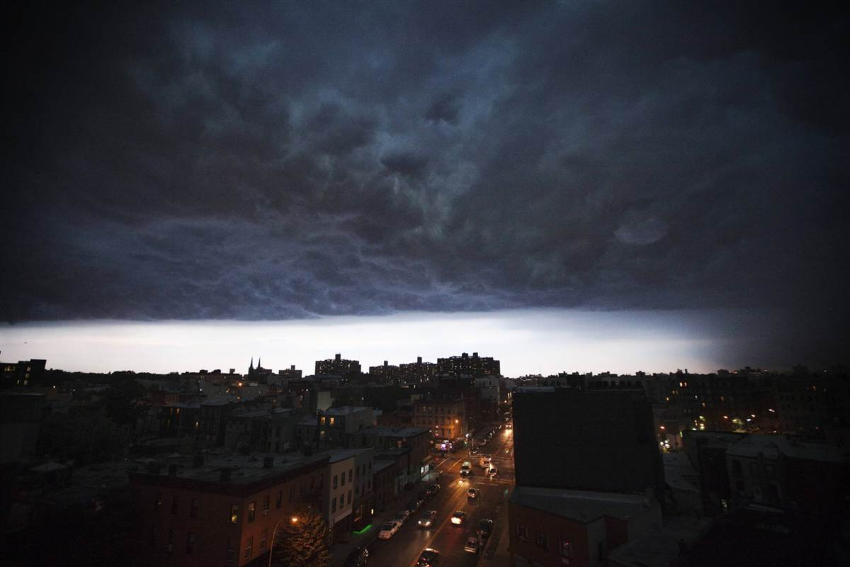 Mây bão che phủ bầu trời Brooklyn, thành phố New York, Mỹ hôm 26/7.