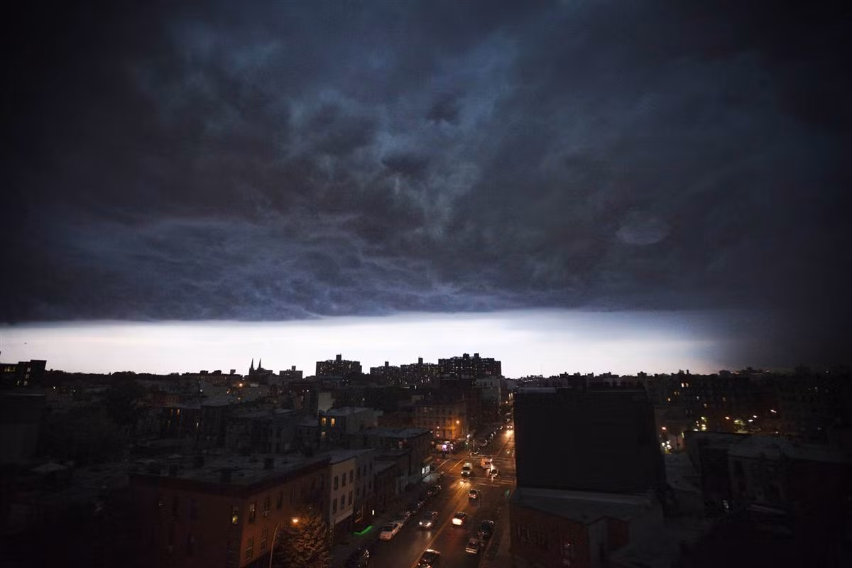 Mây bão che phủ bầu trời Brooklyn, thành phố New York, Mỹ hôm 26/7. Mây bão che phủ bầu trời Brooklyn, thành phố New York, Mỹ hôm 26/7.