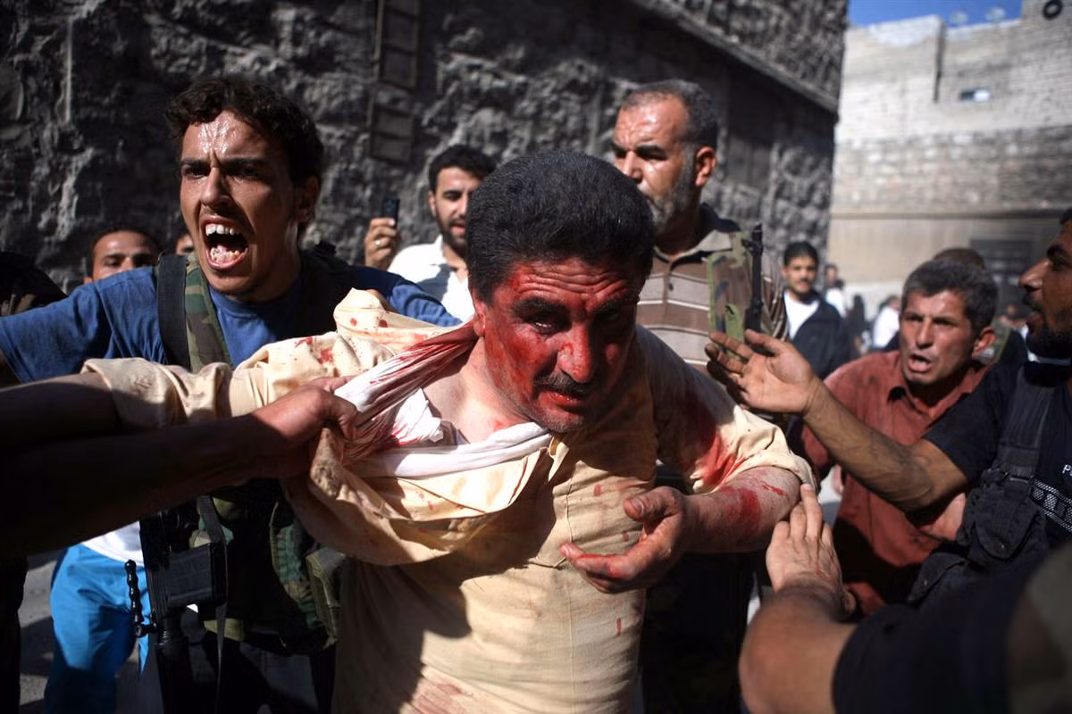 Các tay súng nổi dậy Syria đưa một người đàn ông ủng hộ chính phủ đi hành quyết sau khi chiếm đóng một đồn cảnh sát ở Aleppo. Các tay súng nổi dậy Syria đưa một người đàn ông ủng hộ chính phủ đi hành quyết sau khi chiếm đóng một đồn cảnh sát ở Aleppo.